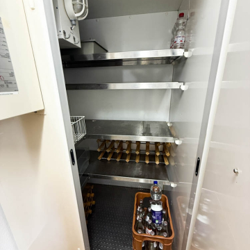 Hauswirtschaftsraum mit großem Kühlgerät