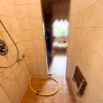Dusche mit Zugang zur Sauna